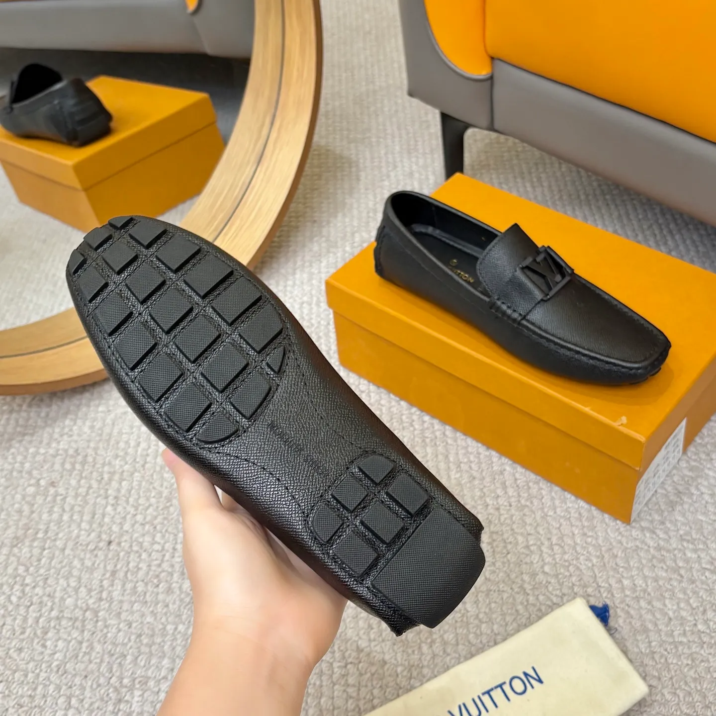 Men's men's shoes 💰420 (Yangli) LV 2⃣️0⃣️2⃣️5️⃣Spring and summer counter GLORIA series models ✈️Original factory special leather production, original last type. A classic driving slip-on casual shoe that shows an elegant style with exquisite craftsmanship details such as Monogram embossing all over the upper🌀Italian imported calfskin fabric Sheepskin foot pads➕Inside～Private mold replica sole Unique style Comfortable driving slip-on Size: 4-12 (38-46) Comes with [Counter packaging: original box, wrapping paper, card, instruction manual, shoehorn, cloth bag] No pressure to enter and leave the counter!